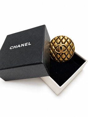 Vintage Chanel Quilted CC Round Brooch Gold Plated Matelasse Statement Pin Box